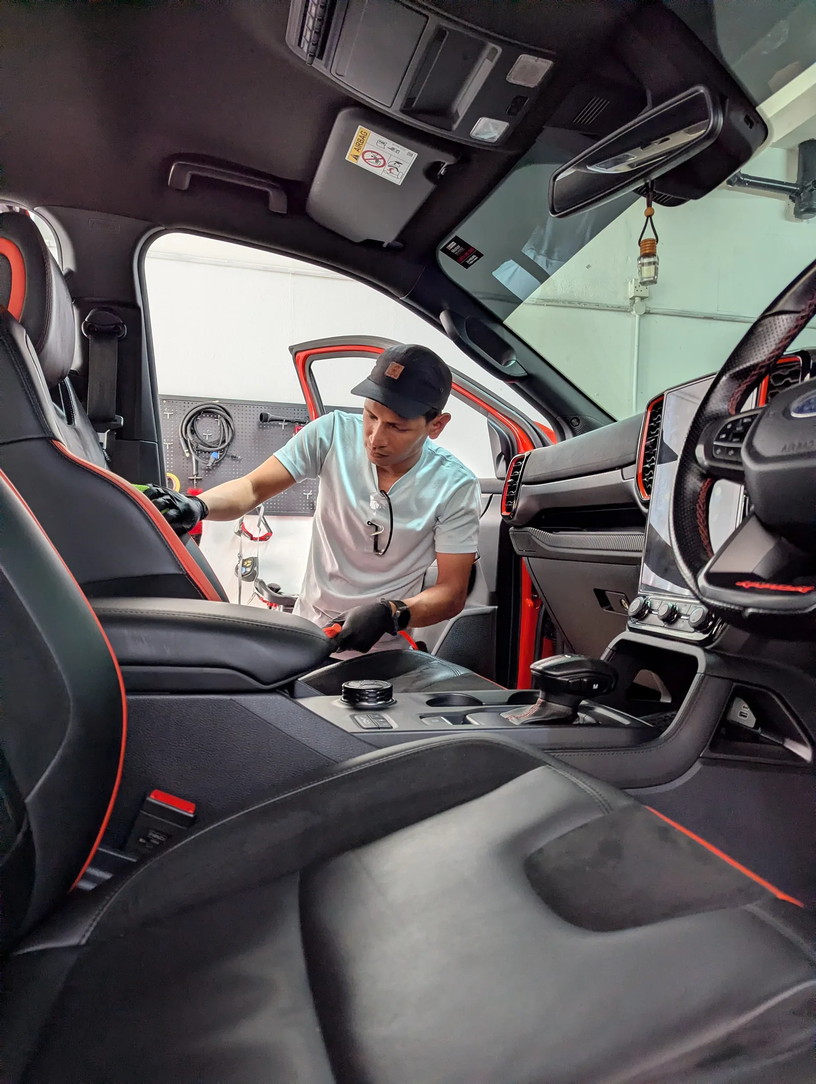 Kerja cucian seat dan interior kereta di kedai kami