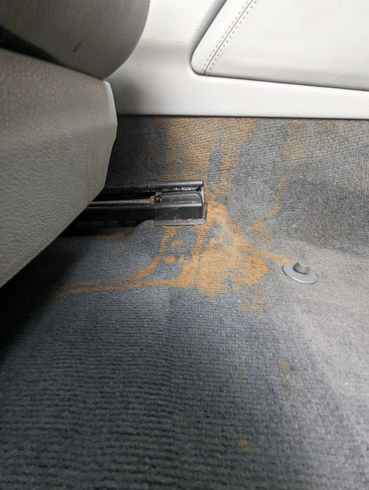 Sebelum cucian: karpet kaki dengan tumpahan minuman