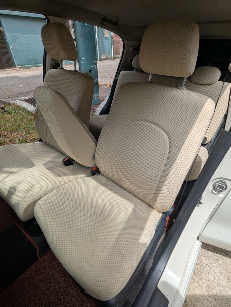 Selepas cucian: dua seat fabrik cerah bercorak petak