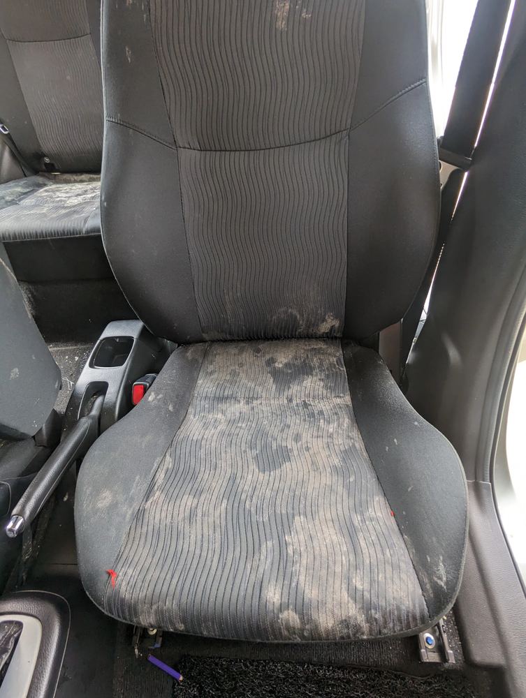Sebelum cucian: seat hitam berdebu