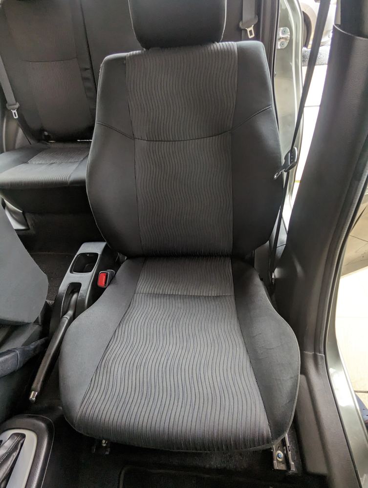Selepas cucian: seat fabrik hitam dengan corak berjalur