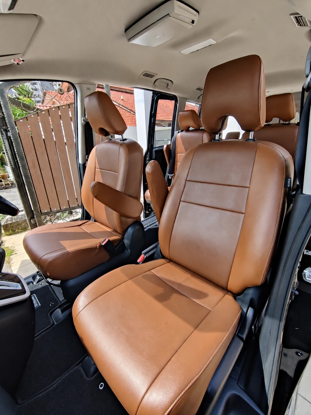 Seat kulit coklat dan interior kereta daripada gambar kerja sebenar